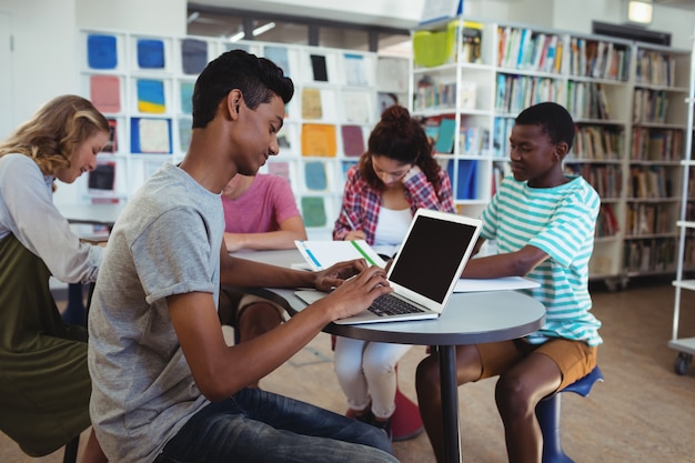 Compañeros atentos que estudian en la biblioteca