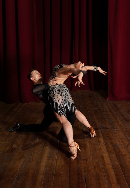 Foto compañeros de baile de salón bailando juntos