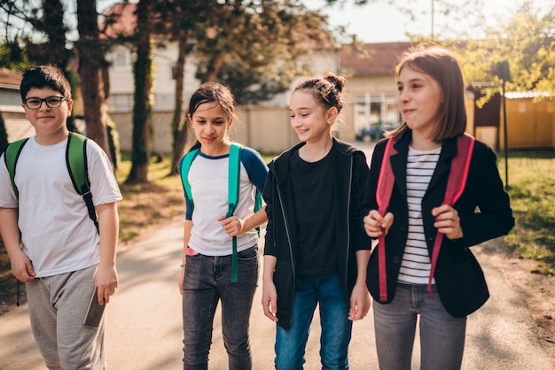 Compañeros de clase camino a la escuela