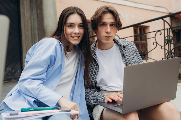 Los compañeros de clase están aprendiendo a través de la computadora portátil