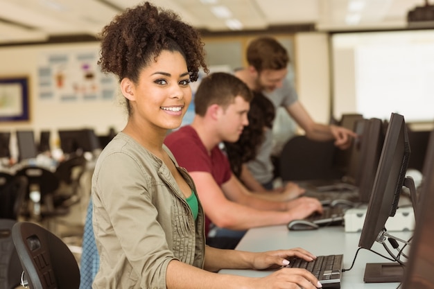 Compañeros de clase que trabajan en la sala de informática