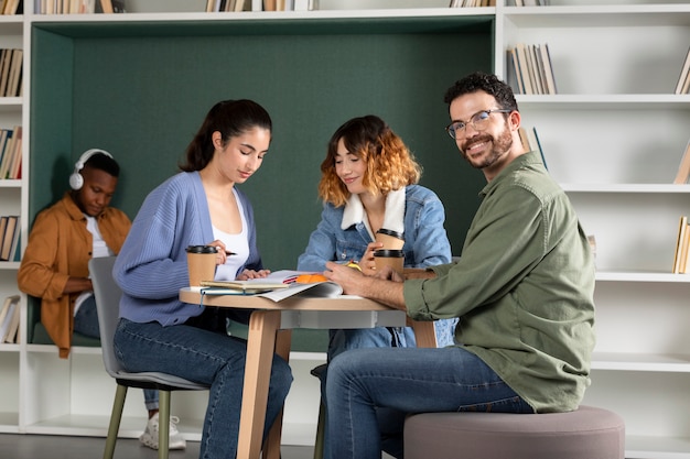 Foto compañeros de clase tomando notas durante la sesión de estudio