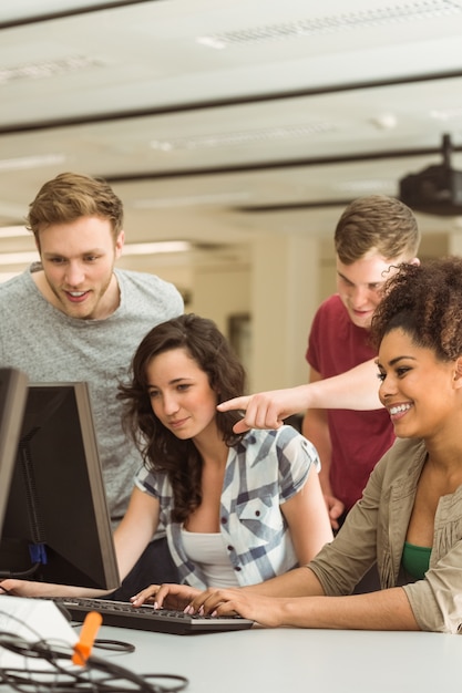 Compañeros de clase trabajando juntos en la sala de informática