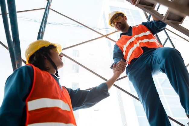 Foto compañeros con equipo de seguridad trabajando