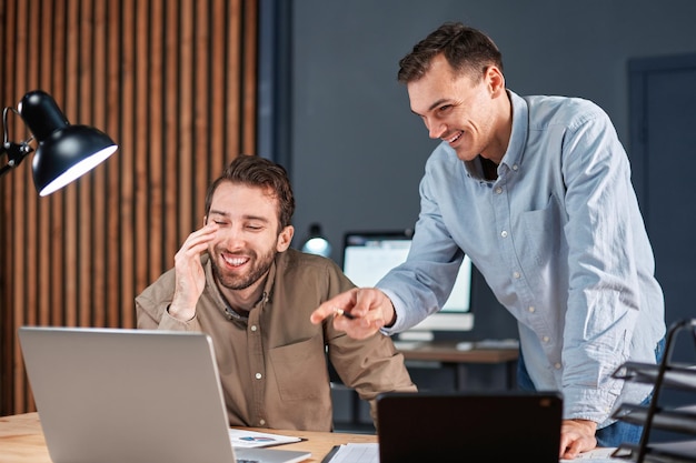 Compañeros felices de haber encontrado la solución perfecta para su proyecto empresarial