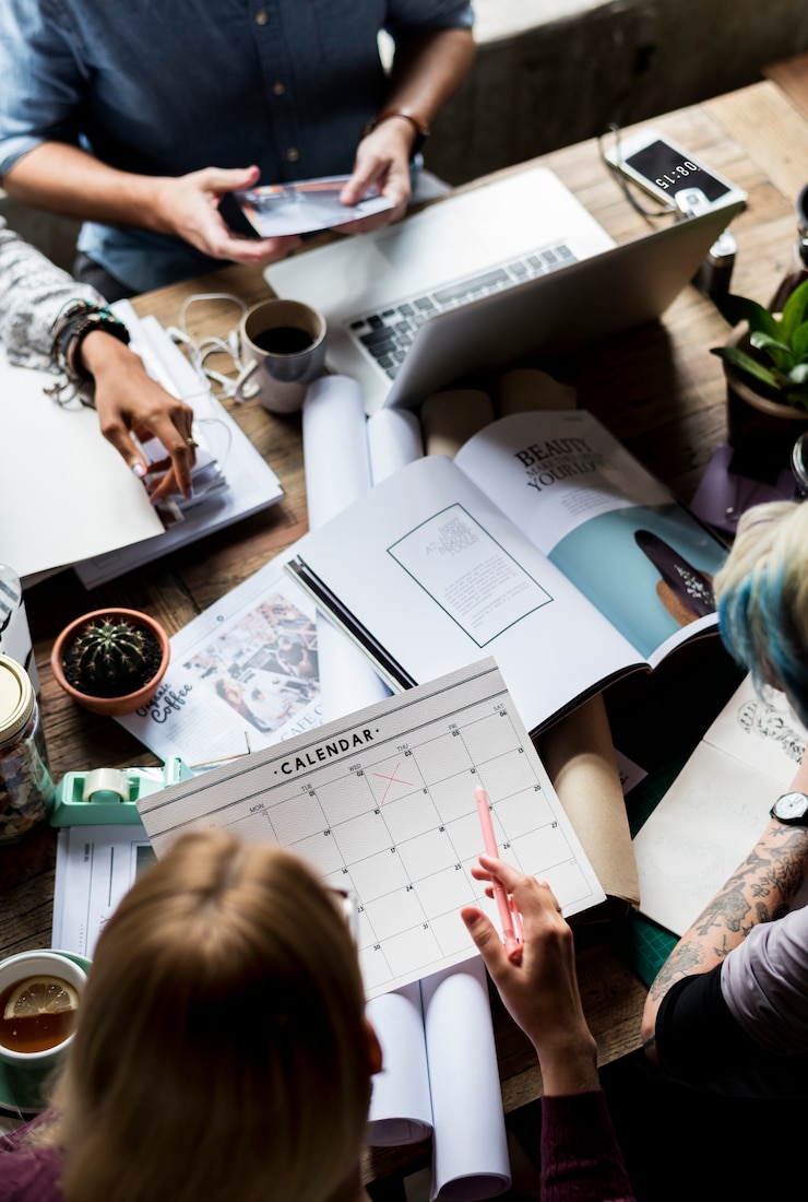 Foto compañeros de negocios juntos trabajo en equipo oficina de trabajo