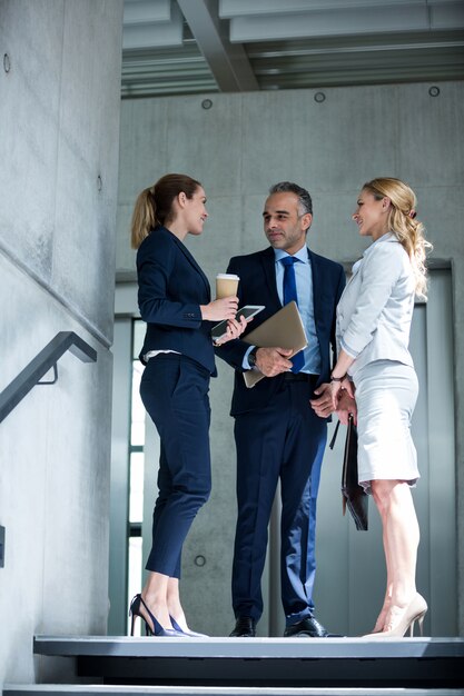 Compañeros de negocios que interactúan entre sí