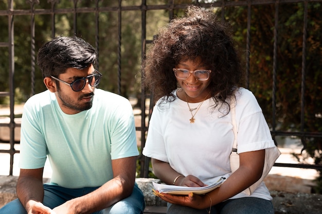 Foto compañeros que estudian juntos para un examen universitario