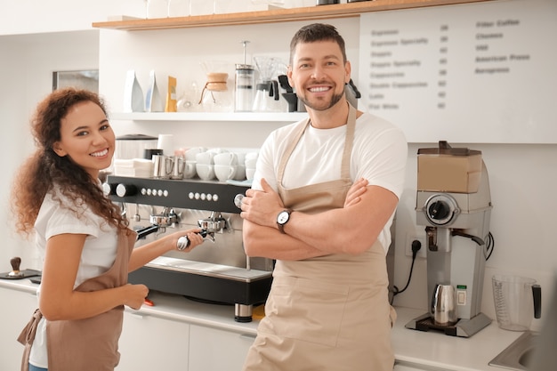 Compañeros que trabajan en la cafetería moderna