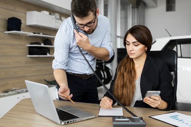 Compañeros que trabajan juntos en la oficina.