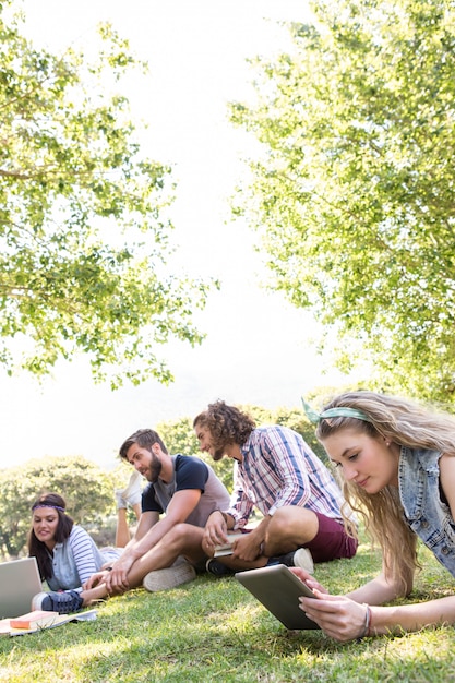 Compañeros revisando juntos en el campus