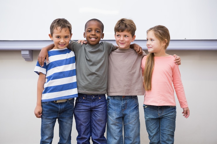 Foto compañeros sonriendo a la cámara en el aula