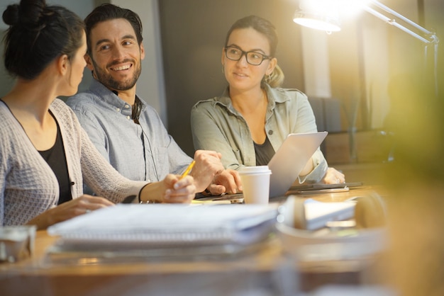 Compañeros trabajando ideas de negocios en un espacio de trabajo moderno.