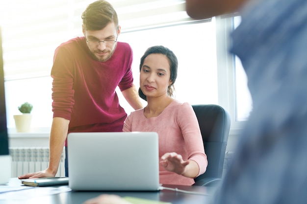 Compañeros de trabajo analizando informes en línea