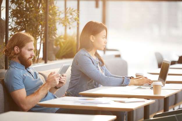 Compañeros de trabajo en cafe