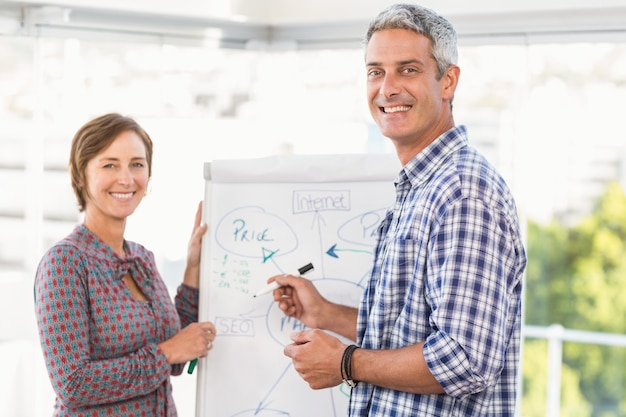 Compañeros de trabajo casuales que preparan la presentación