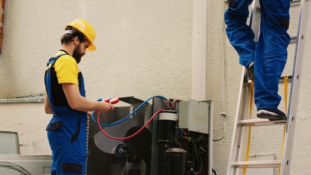 Foto compañeros de trabajo comprobando el sistema de hvac