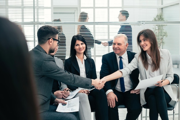 Compañeros de trabajo dándose la mano. el concepto de trabajo en equipo