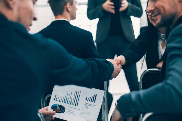 Compañeros de trabajo dándose la mano durante el taller. concepto de negocio