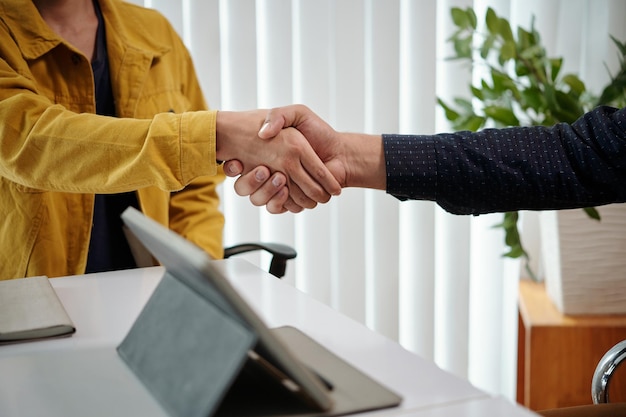 Compañeros de trabajo dándose la mano