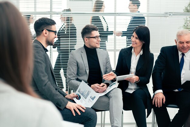 Compañeros de trabajo discutiendo datos financieros en una sala de conferencias. concepto de negocio