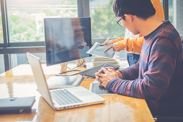 Compañeros de trabajo discutiendo datos en la oficina