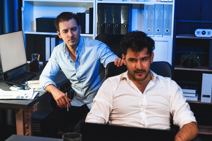 Foto compañeros de trabajo discutiendo con un sentimiento estresante vendible