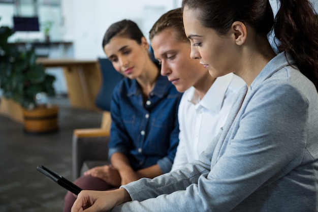 Compañeros de trabajo discutiendo sobre tableta digital