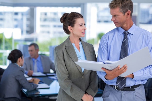 Compañeros de trabajo discutiendo sobre el trabajo