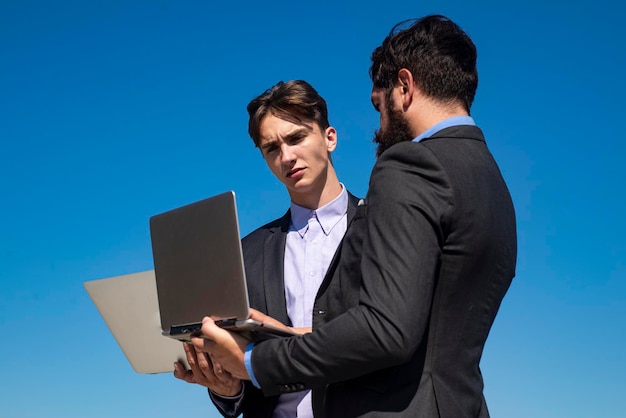 Compañeros de trabajo equipo de concepto de trabajo en equipo de negocios con personas de negocios portátiles empresario trabajando juntos