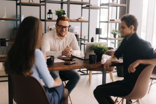 Compañeros de trabajo del equipo de negocios hablando en el trabajo discutiendo nuevas ideas de proyectos