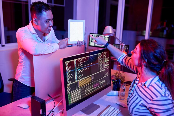 Foto compañeros de trabajo en equipo en la oficina