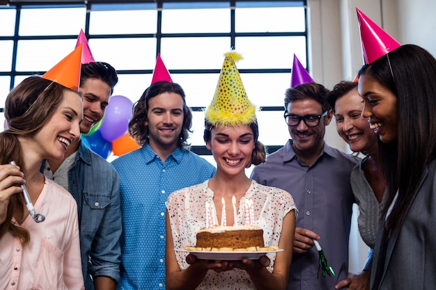 Compañeros de trabajo felices celebrando un cumpleaños