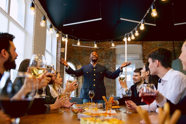 Compañeros de trabajo felices celebrando mientras la empresa fiesta evento corporativo