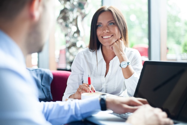 Compañeros de trabajo felices en la oficina moderna