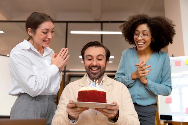 Compañeros de trabajo felices de tiro medio celebrando