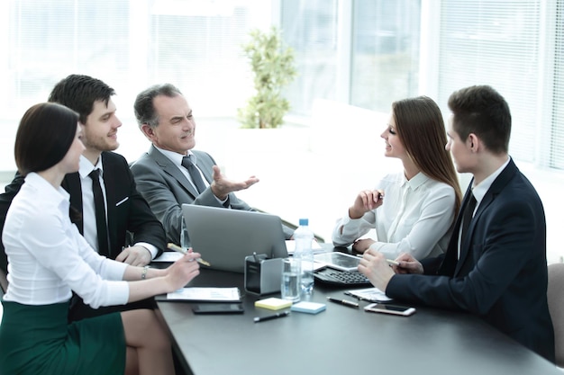 Compañeros de trabajo hablando en el escritorio de la oficina