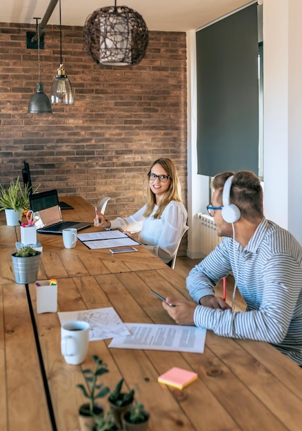 Compañeros de trabajo hablando en una oficina de coworking