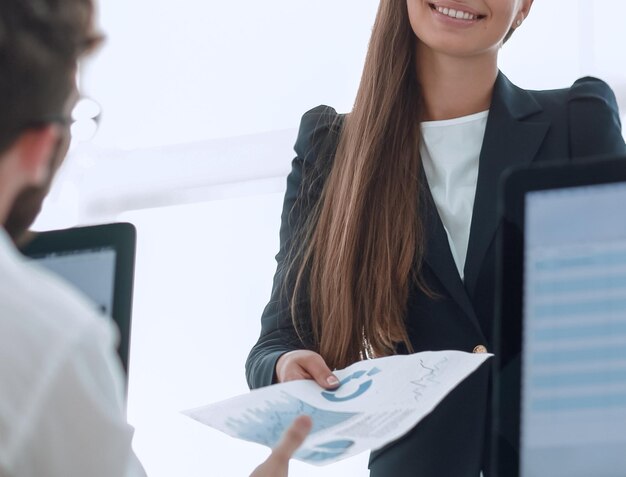 Compañeros de trabajo en el lugar de trabajo en la oficina