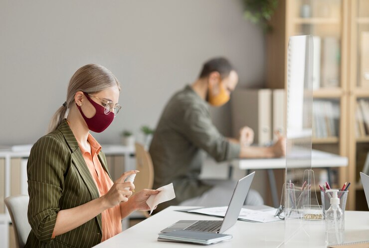 Foto compañeros de trabajo con mascarilla en el trabajo