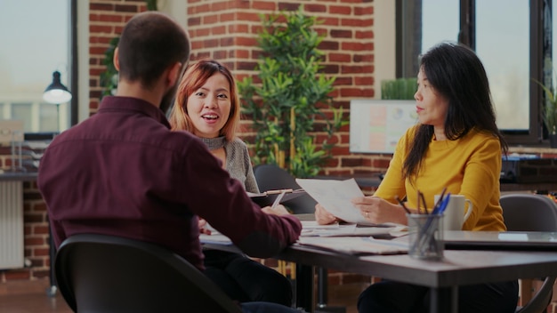 Compañeros de trabajo mirando estadísticas del mercado de valores en tabletas, desarrollando proyectos de negocios. Mujeres analizando el crecimiento de las ventas y la inversión con gráficos financieros en dispositivos digitales. De cerca