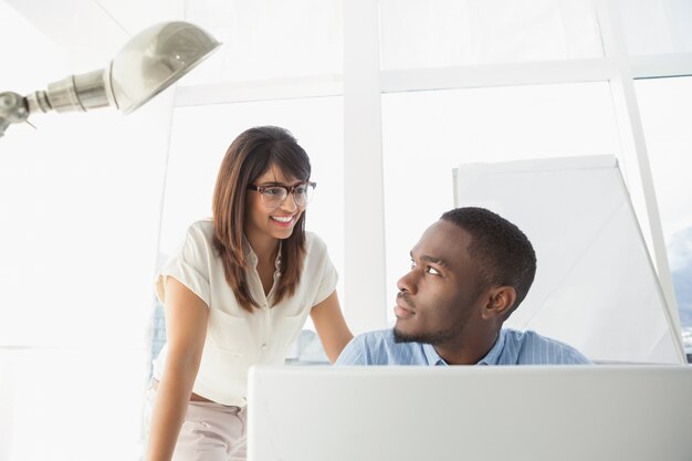 Compañeros de trabajo de negocios sonriendo el uno al otro