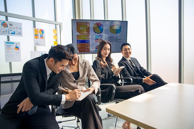 Compañeros de trabajo de negocios trabajando juntos en la oficina