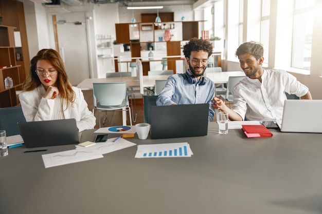 Compañeros de trabajo ocupados cooperando y trabajando juntos en el concepto de trabajo en equipo de reuniones de oficina