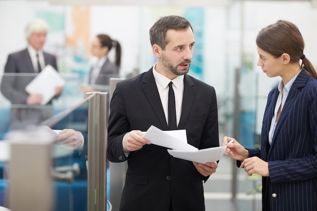 Compañeros de trabajo en la oficina