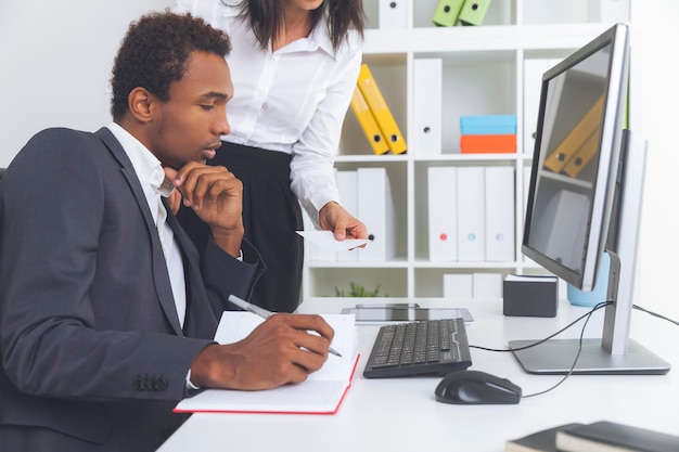 Compañeros de trabajo en la oficina