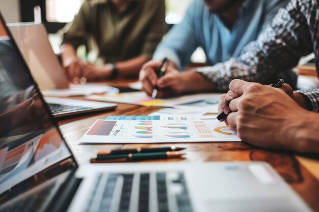 Los compañeros de trabajo profesionales participan en una reunión de negocios exitosa en la oficina discutiendo estrategias y compartiendo ideas