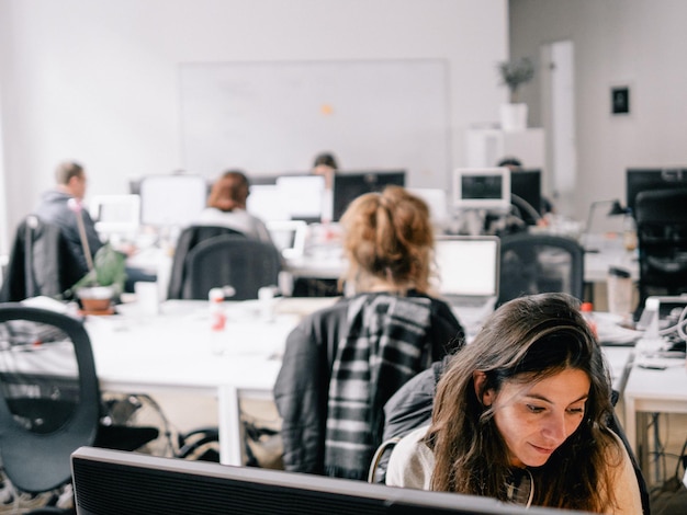 Compañeros de trabajo que trabajan en la oficina