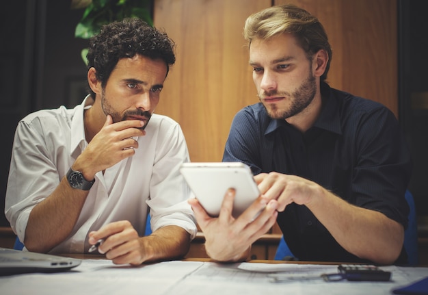 Compañeros de trabajo que usan una tableta en su oficina