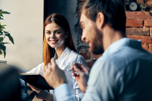 Compañeros de trabajo sentados en un café desayuno comunicación estilo de vida finanzas